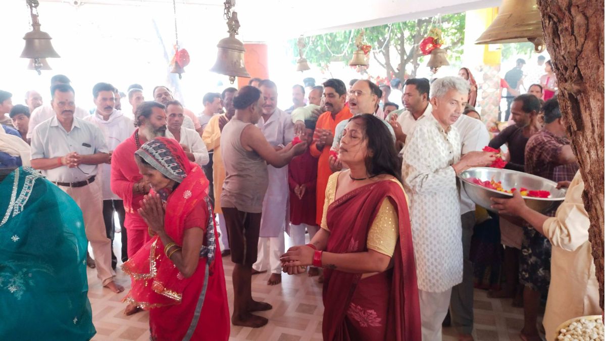 माता चांग देवी के मंदिर में भक्तों की भीड़