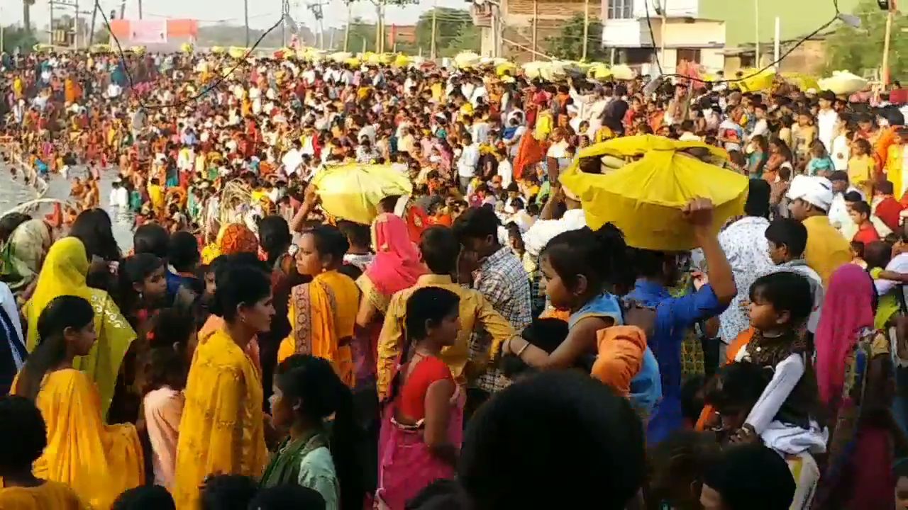 मणिचक सूर्य मंदिर में छठ व्रति और श्रद्धालु