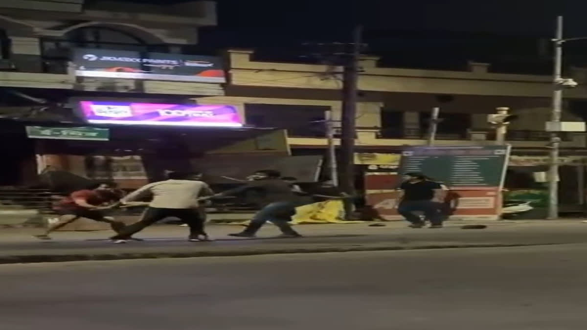 Young men fighting on road in Kota