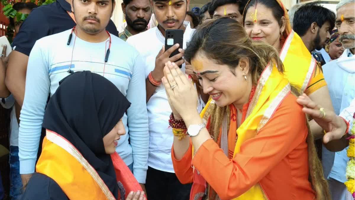 हर्षा ने किया मुस्लिम युवती का अभिनंदन.