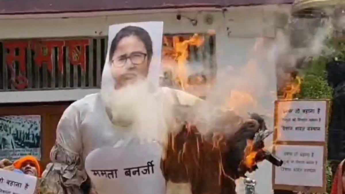 वाराणसी में फूंका ममता बनर्जी का पुतला