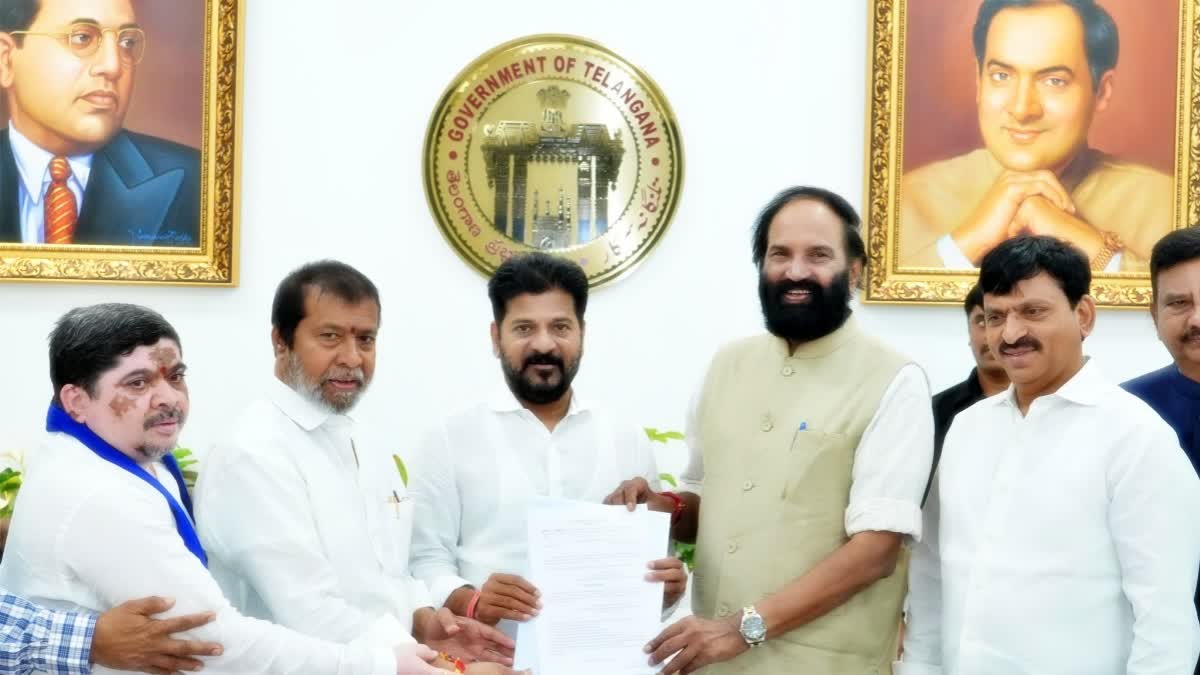 ಎಸ್​ಸಿ ಒಳಮೀಸಲಾತಿ ಜಾರಿ ಆದೇಶ ಪ್ರತಿ ಸಿಎಂಗೆ ಹಸ್ತಾಂತರ