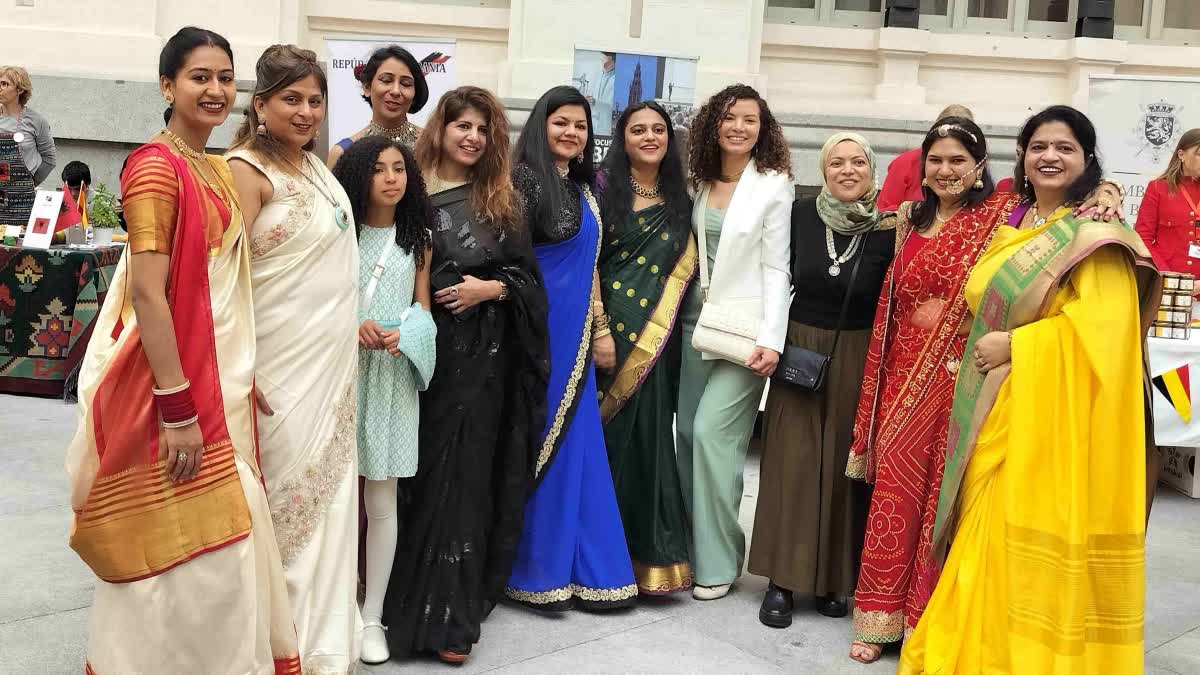 हिमानी शर्मा ने स्पेन के फैशन शो में पहनी राजस्थानी साड़ी