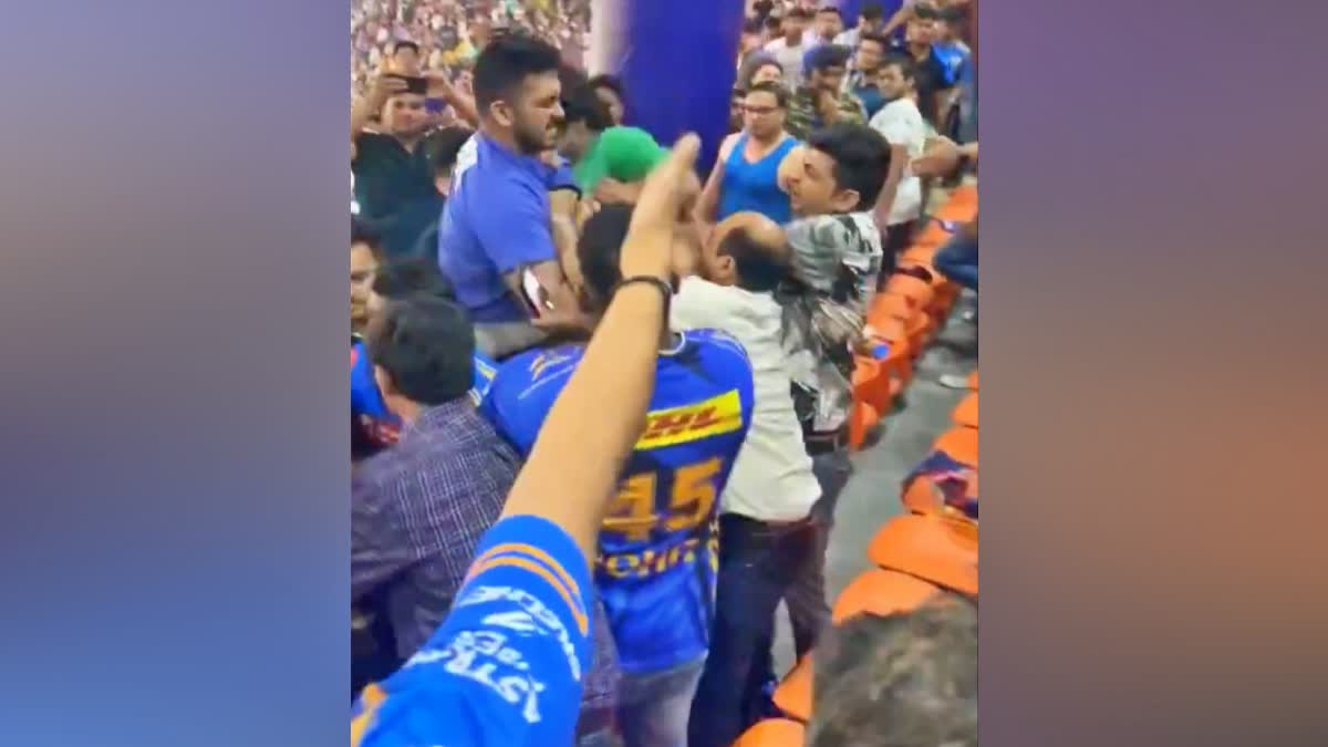 FANS FIGHT  DELHI CAPITALS  VIRAL VIDEO  MUMBAI INDIANS  IPL 2025