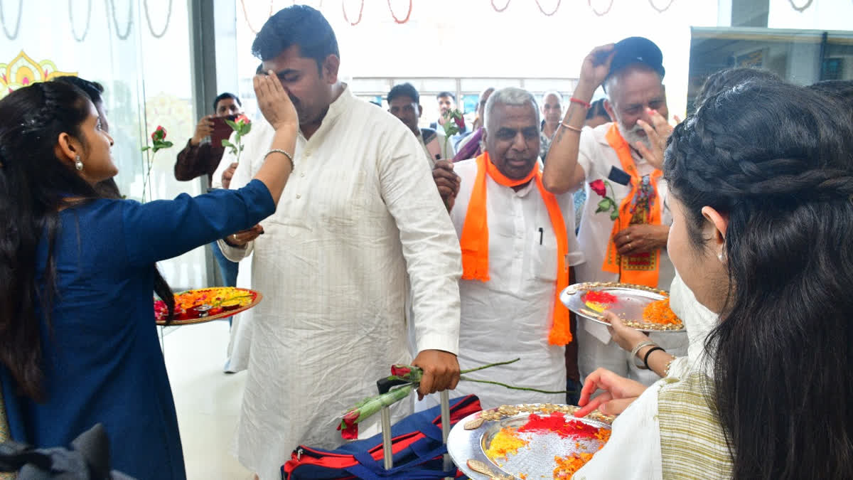 एयरपोर्ट पर यात्रियों का स्वागत