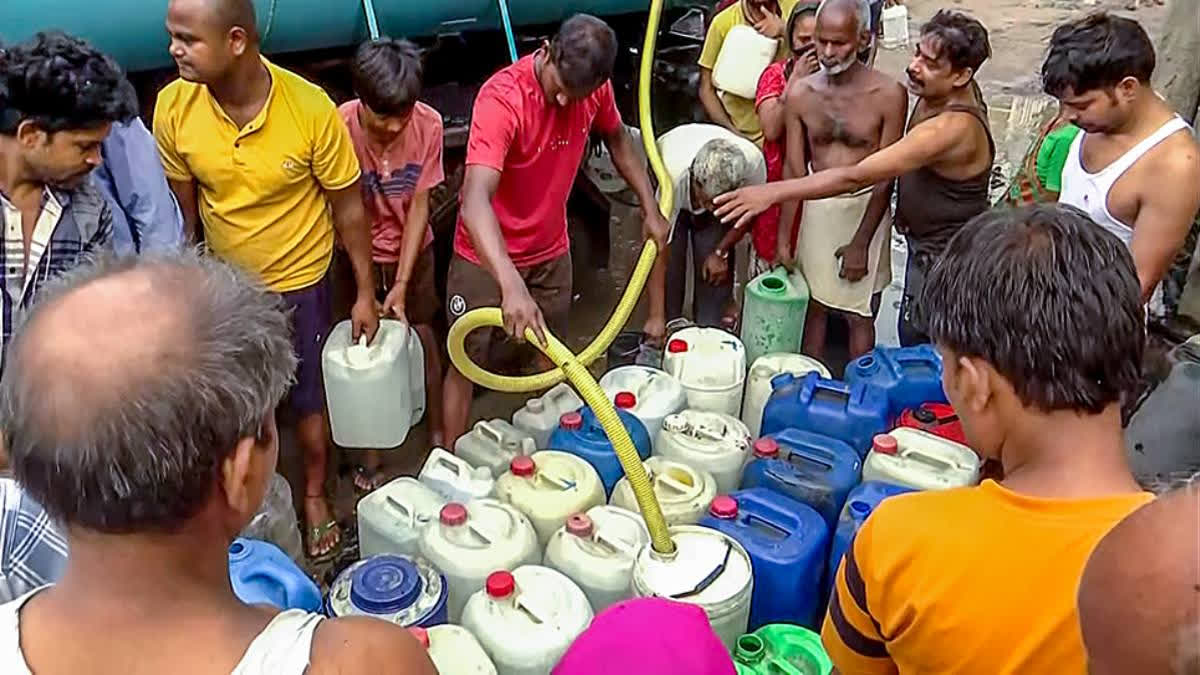 The Mumbai Water Tanker Association called off their four-day strike after a meeting with the city's civic body on Monday.