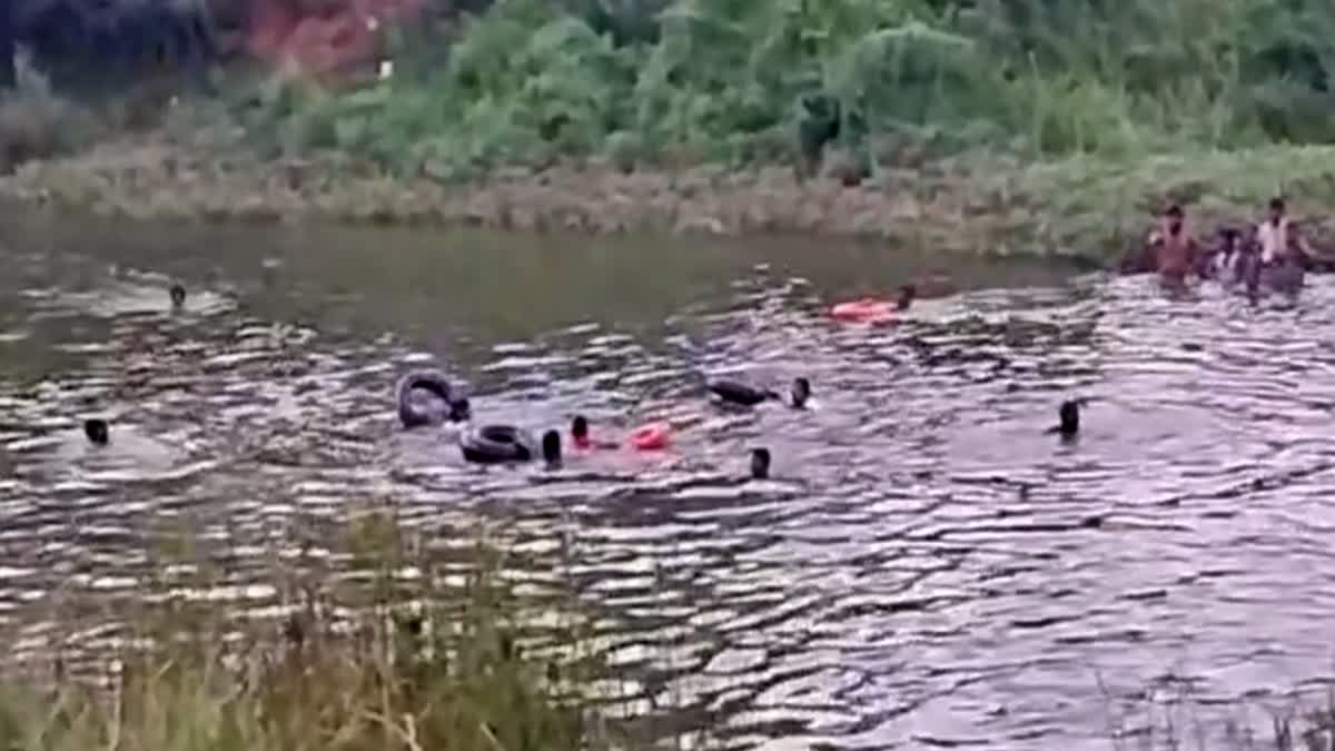 சிறுவர்களை தேடும் பணியில் ஈடுபட்ட மக்கள்