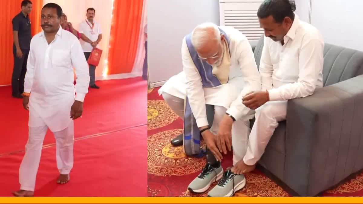 रामपाल कश्यप यांना पंतप्रधान मोदींनी स्वतः बूट घालताना