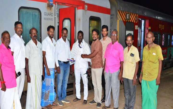 ரயில் ஓட்டுநர்கள், ரயில் கார்டுகள் ஆகியோருக்கு சார்வை அணிவித்து மரியாதை செய்யும் பயணிகள்.