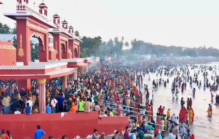 ராமேஸ்வரம் அக்னி தீர்த்த கடற்கரையில் புனித நீராடும் பக்தர்கள்