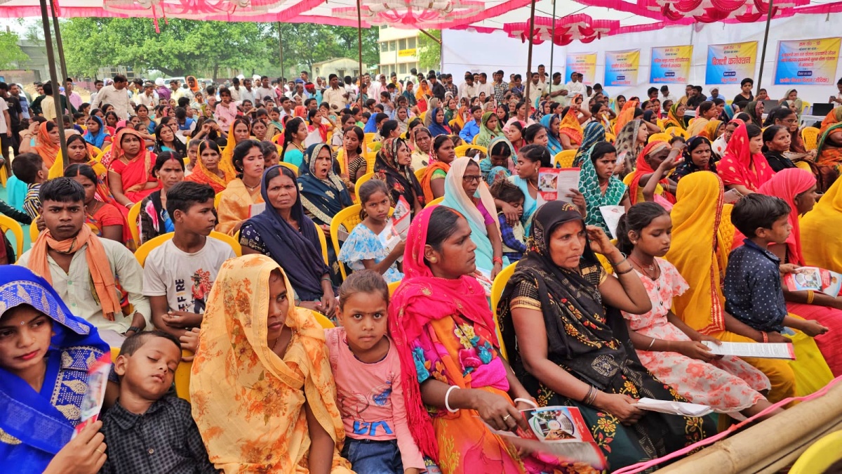 रोहतास के गंगौली में विशेष विकास शिविर में मौजूद लोग