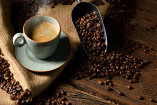 When and in what quantity should one consume tea and coffee?