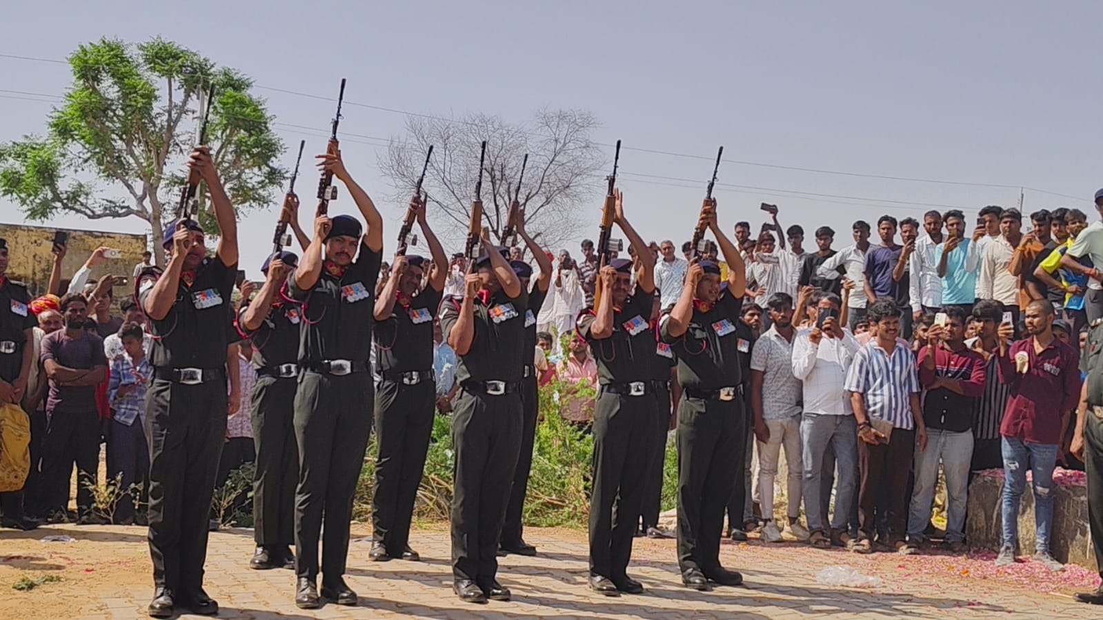 जवानों ने हवाई फायर कर सागर सिंह रावत को श्रद्धांजलि दी