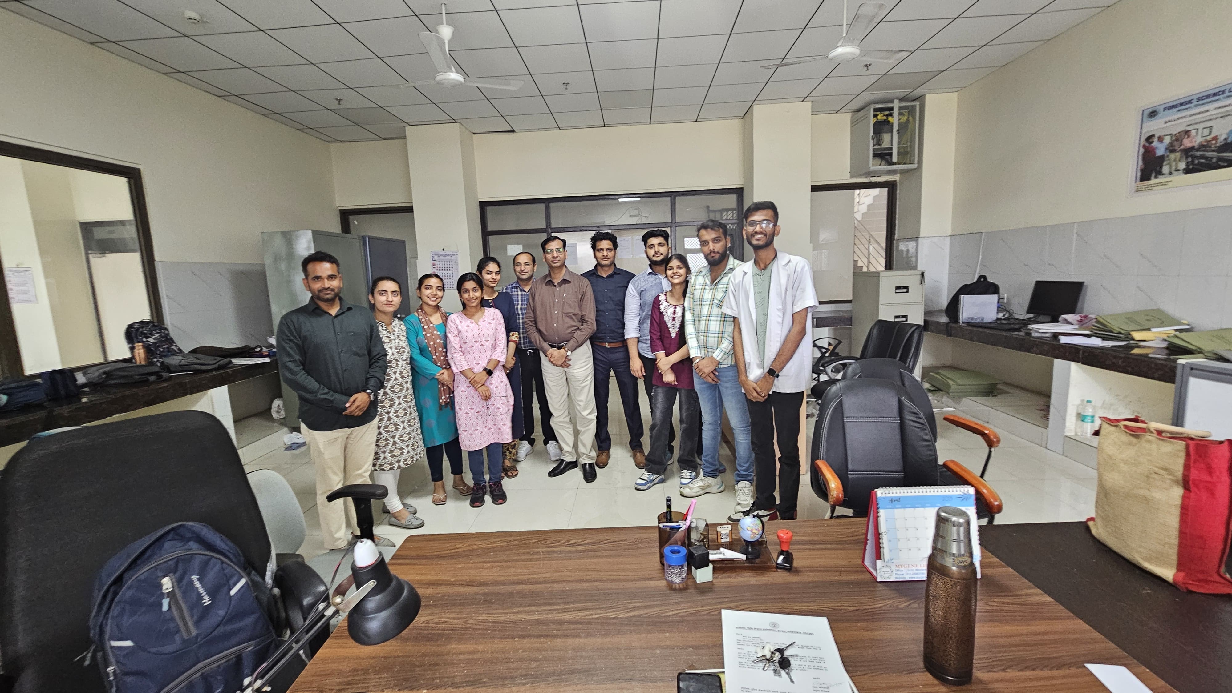मेरठ यूनिवर्सिटी के फॉरेंसिक साइंस डिपार्टमेंट में अध्ययनरत छात्र-छात्राएं.