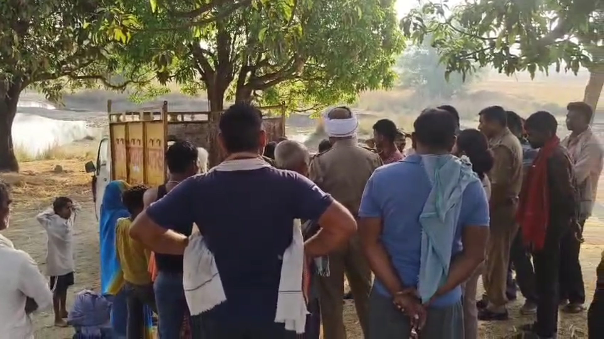 घटनास्थल पर मौजूद पुलिस और ग्रामीण.