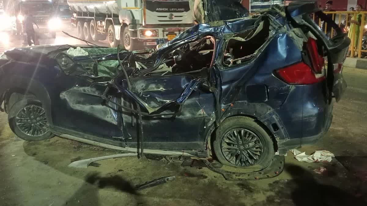 HAPUR ACCIDENT  കാർ ട്രക്കുമായി കൂട്ടിയിടിച്ചു  ഹാപൂർ കാർ അപകടം  DELHI LUCKNOW HIGHWAY ACCIDENT