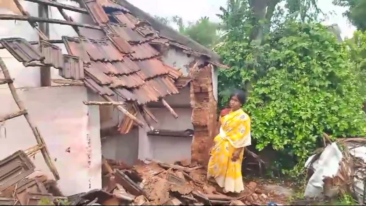 ಕುಸಿದ ಮನೆ ಮುಂದೆ ಮಹಿಳೆಯ ಆತಂಕ