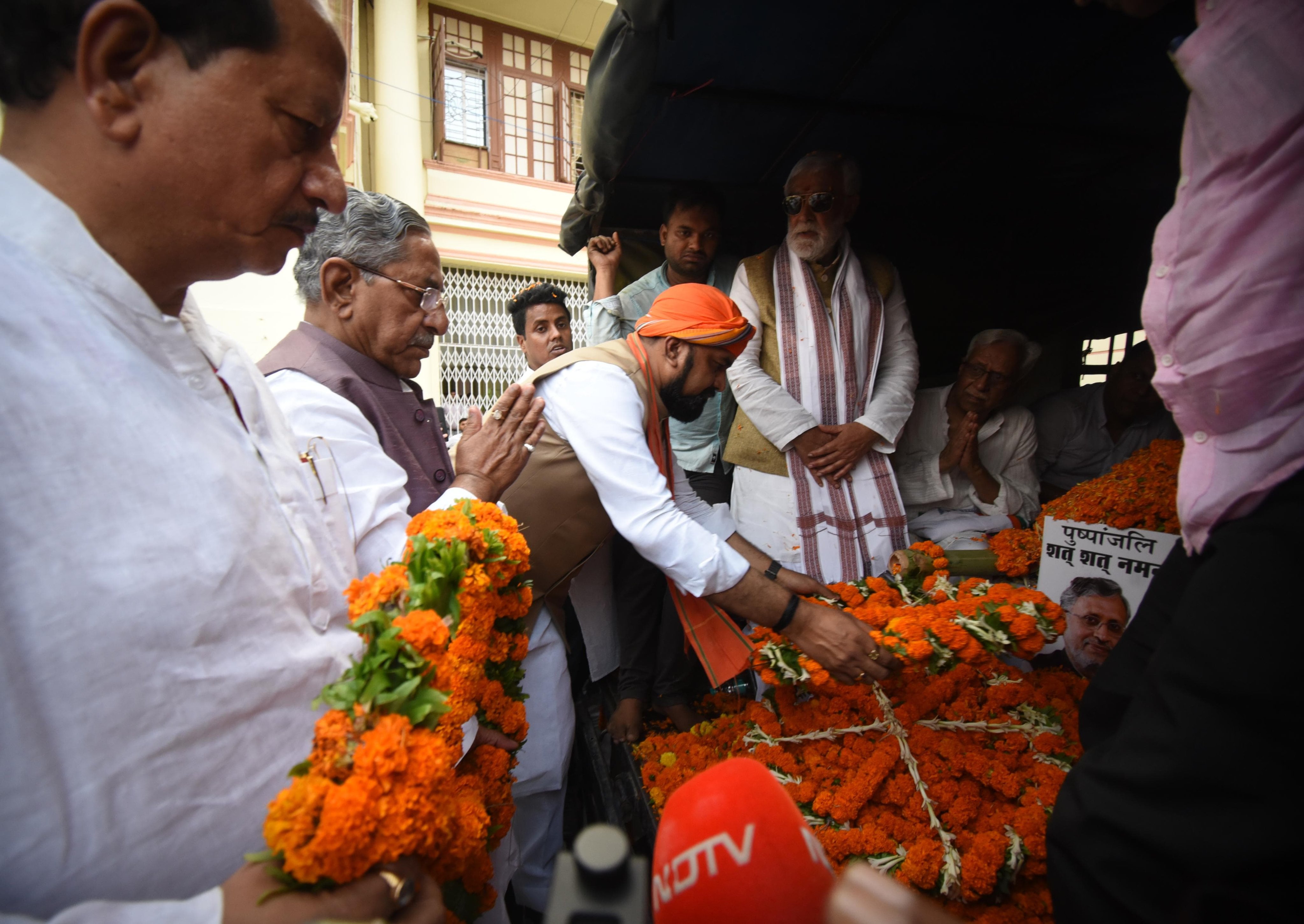 बिहार विधानमंडल में श्रद्धांजलि देते डिप्टी सीएम सम्राट चौधरी