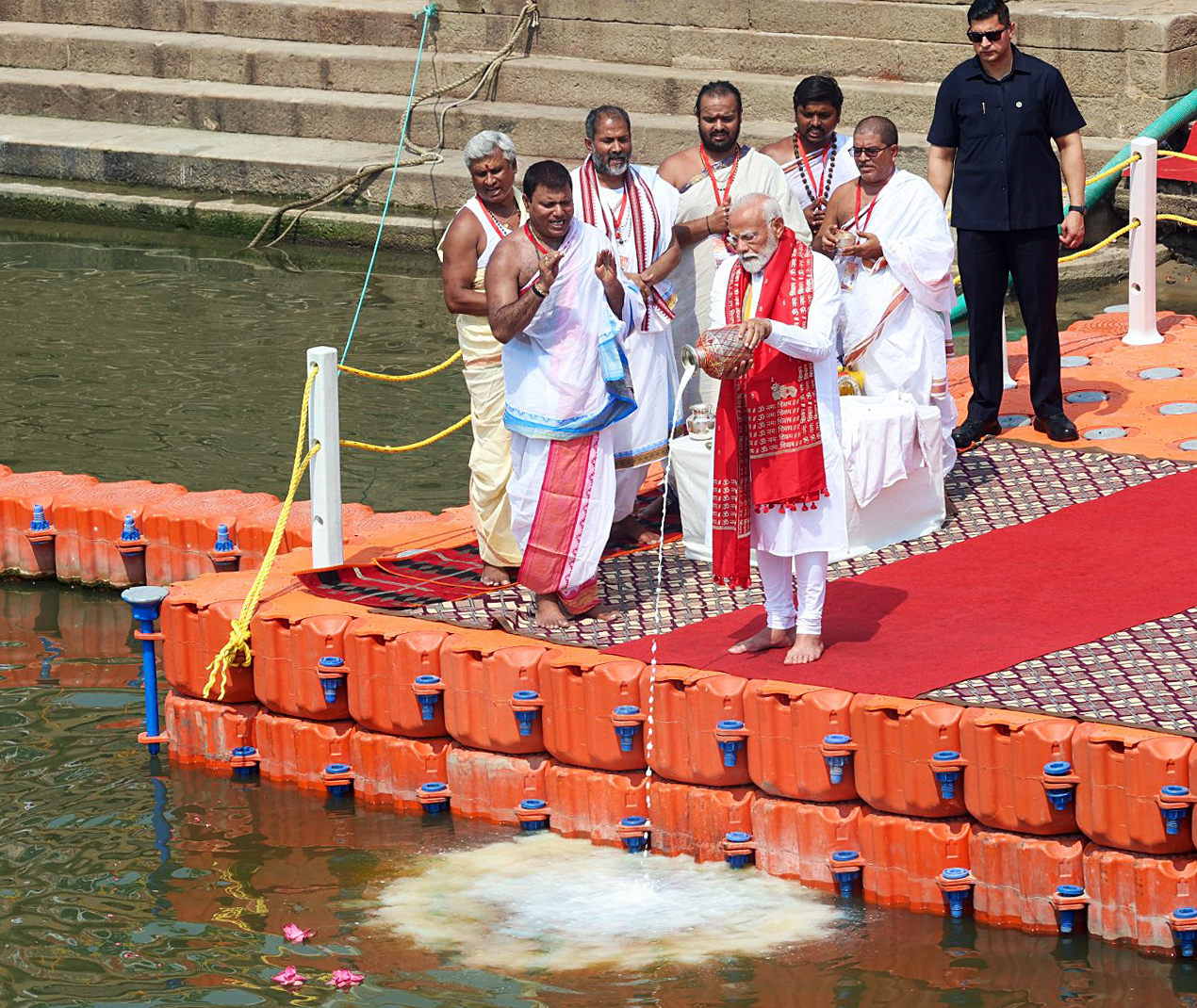 वाराणसी में पूजा करते पीएम मोदी