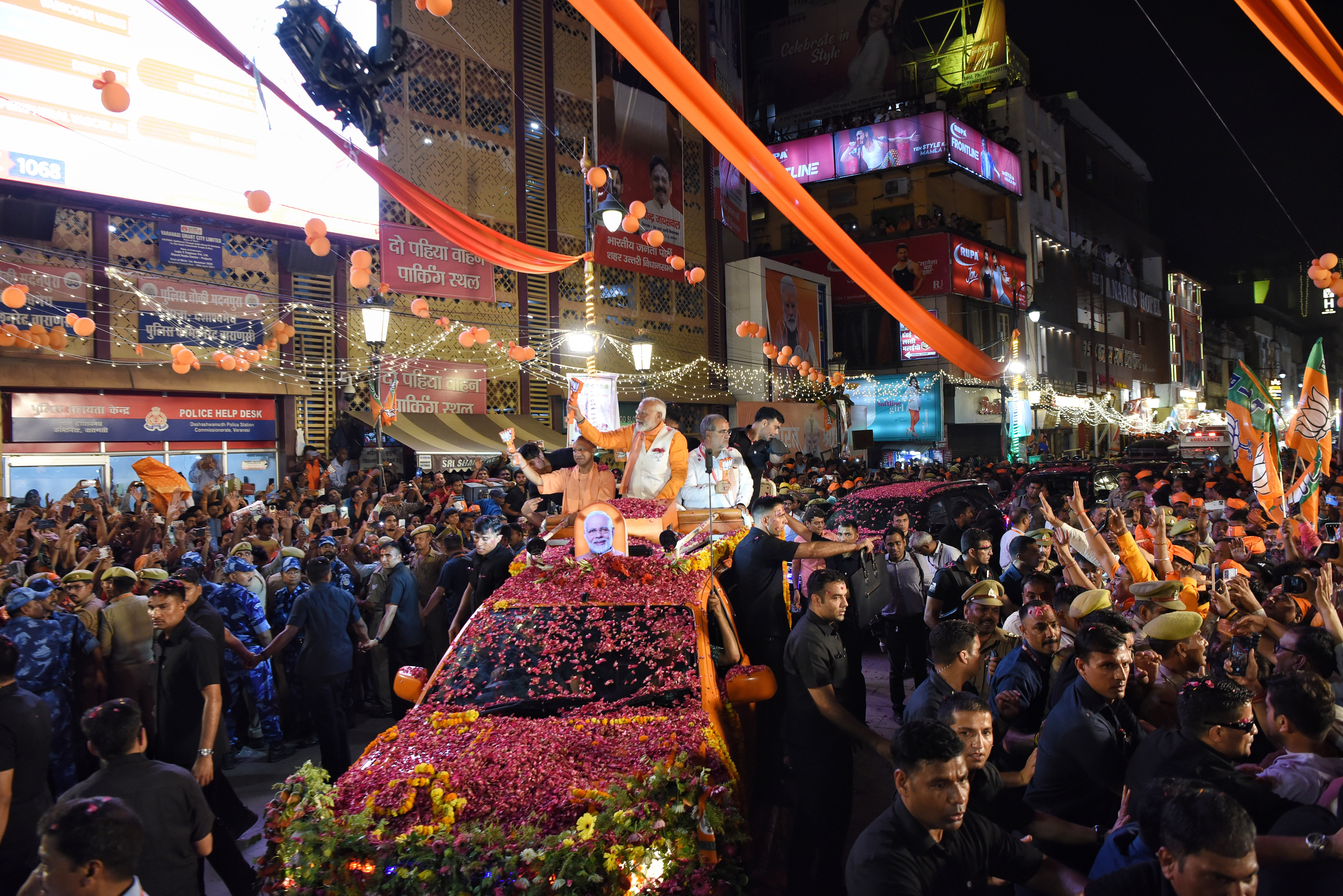 वाराणसी में रोड शो करते हुए प्रधानमंत्री नरेंद्र मोदी.