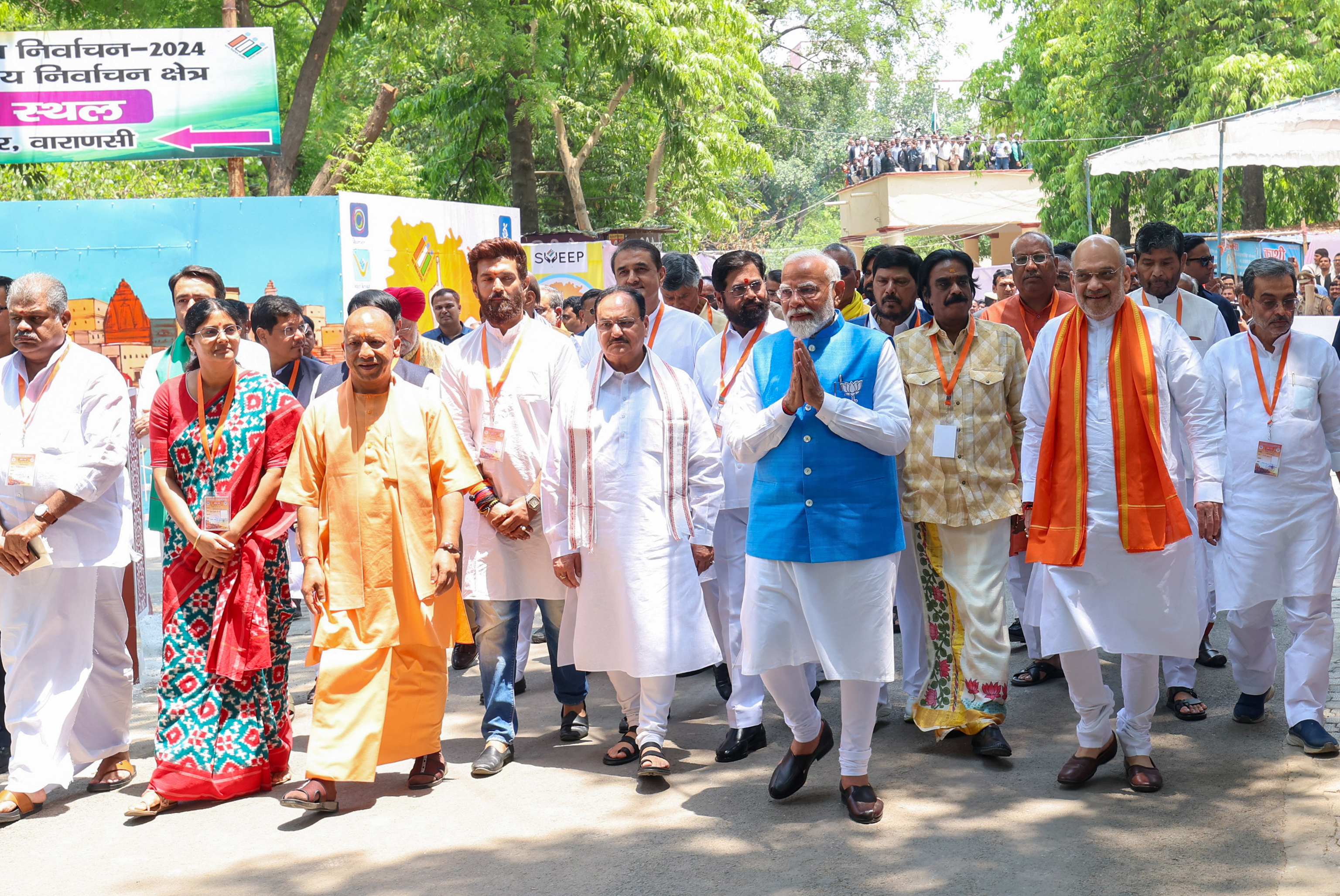 वाराणसी में एनडीए और भाजपा नेताओं के साथ पीएम मोदी