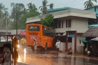 SWIFT BUS ACCIDENT  ബസ് ഹോട്ടലിലേക്ക് ഇടിച്ചു കയറി  KODUVALLY SWIFT BUS ACCIDENT  ACCIDENTS KERALA