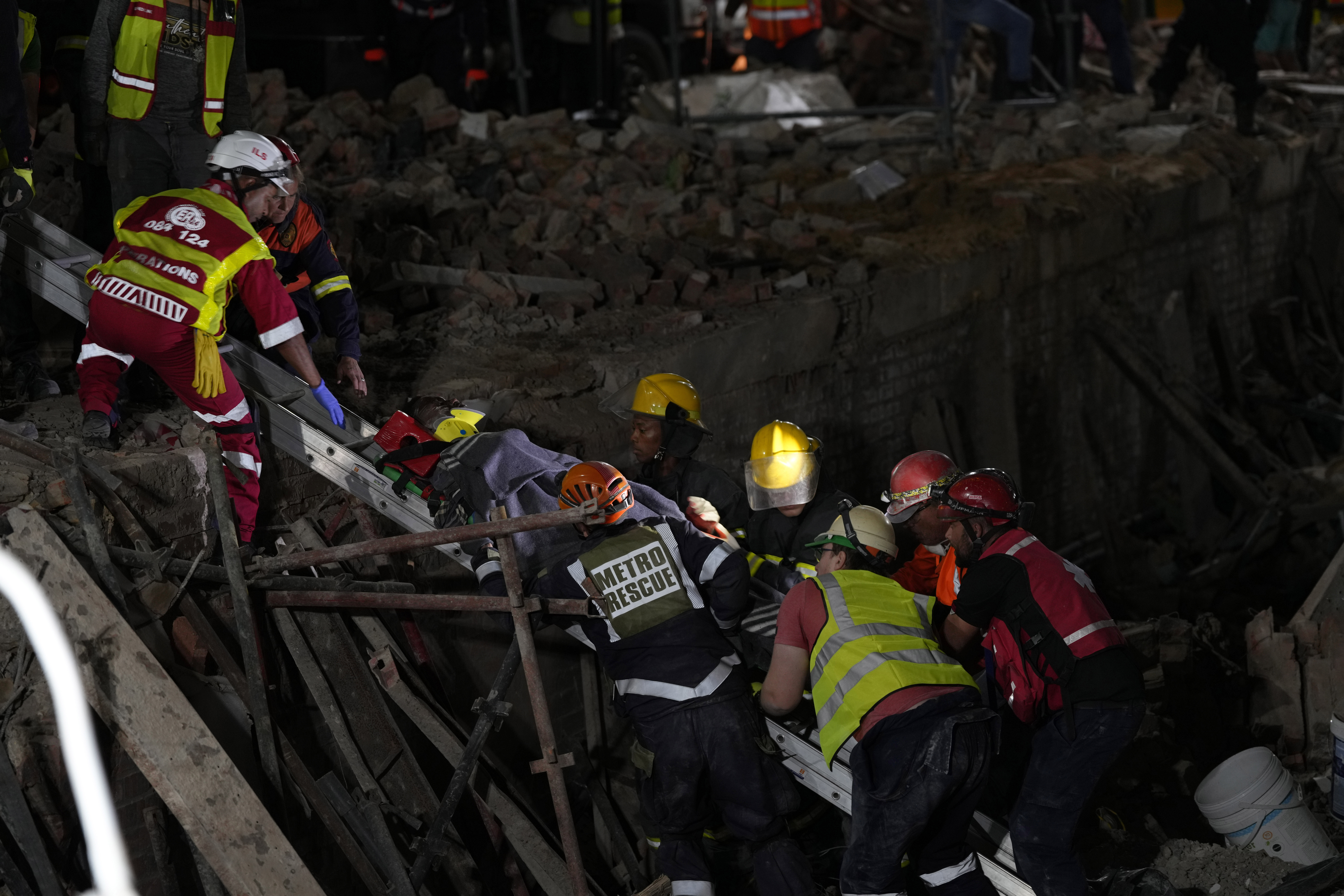 Rescue teams  South Africa building collapse  Death toll rise  construction workers