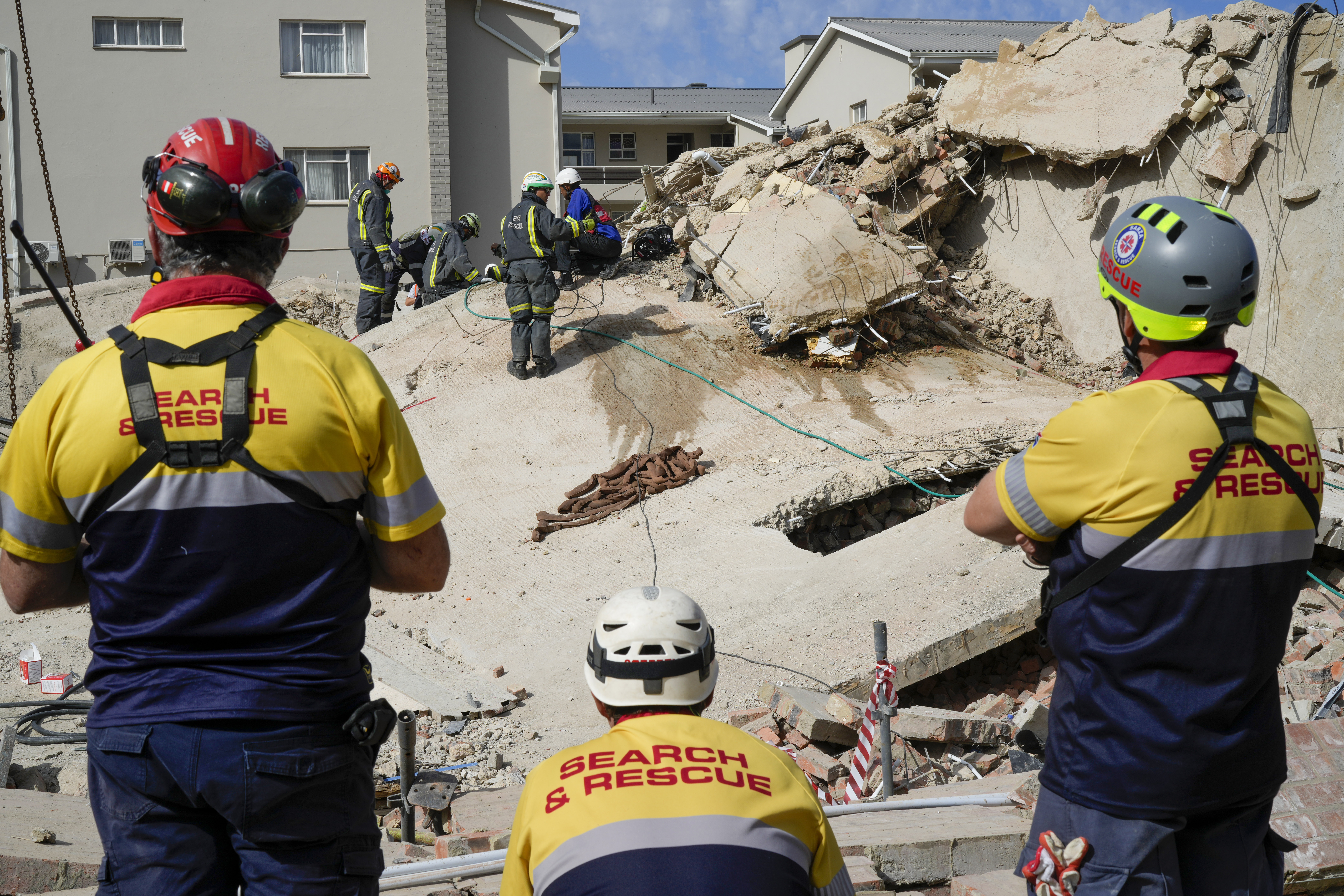 Rescue teams  South Africa building collapse  Death toll rise  construction workers