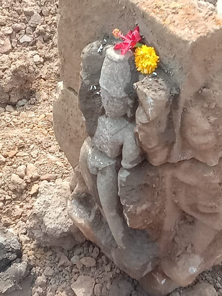 Mysterious sculptures found Damoh
