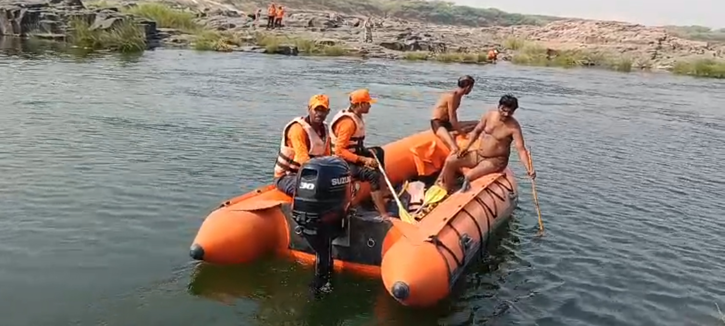 बेतवा नदी में शवों की तलाश करती एसडीआरएफ की टीम