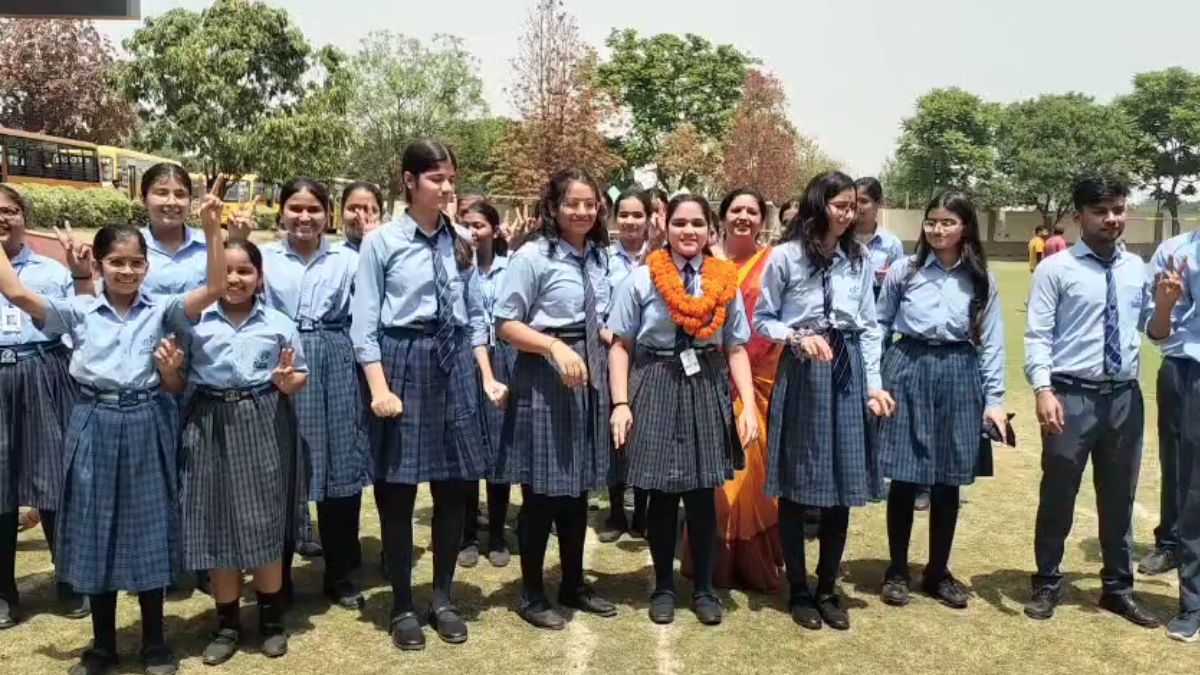 सावी जैन अपनी सहेलियों के साथ स्कूल में खुशी मनाते हुए.