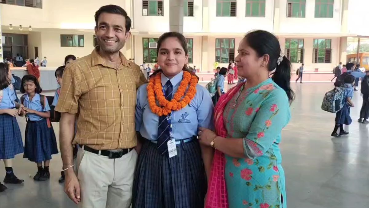 शामली की सावी जैन अपने माता-पिता के साथ.