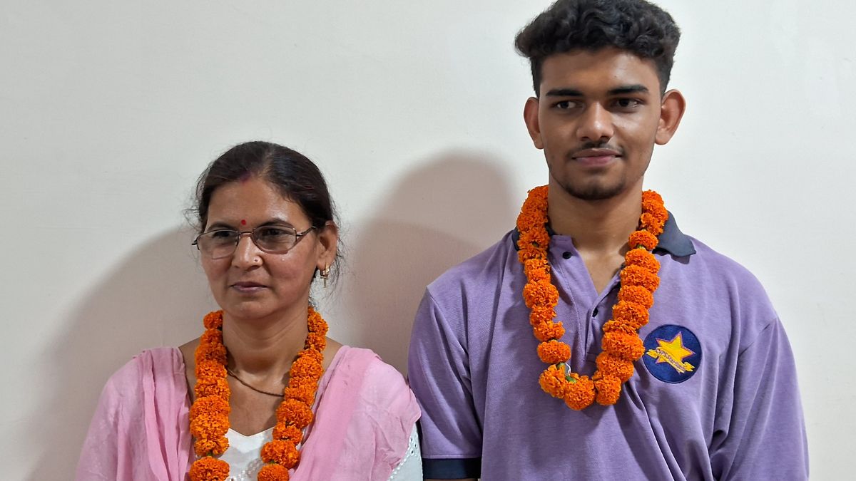 करण पिलानिया अपनी मां के साथ.