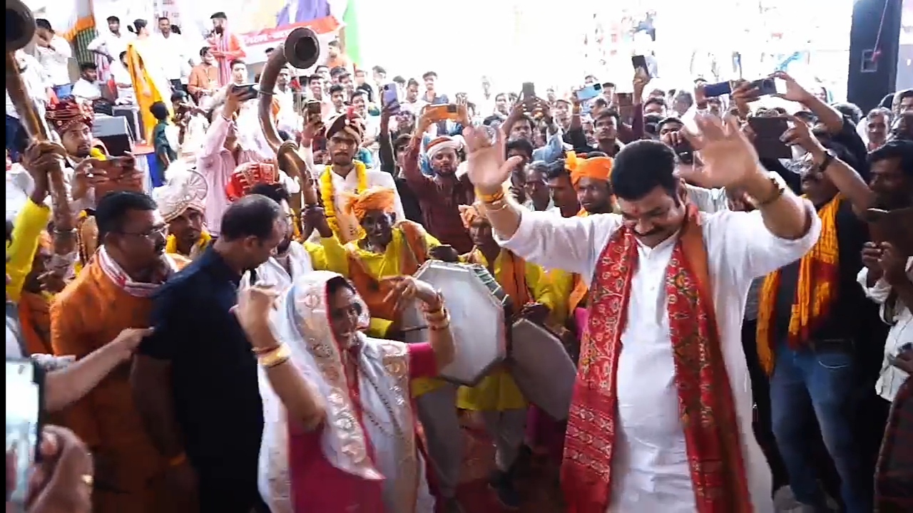 Govind Singh Rajput dancing