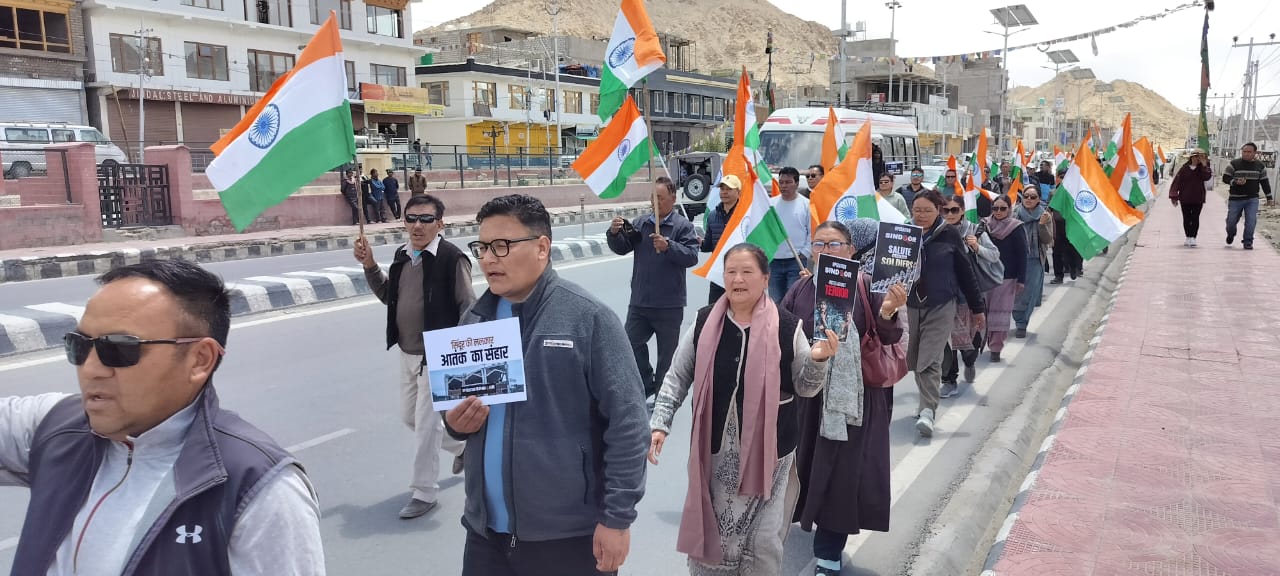 लेह में BJP ने निकाली तिरंगा यात्रा