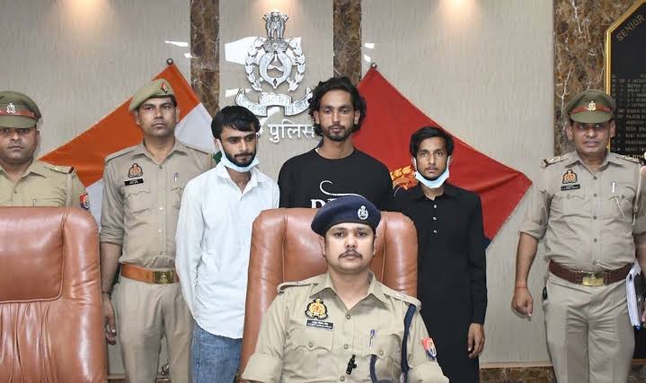 कारतूस के साथ इन्हीं आरोपियों को पकड़ा गया था.