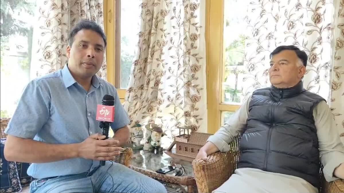 PDP leader Mehboob Beg (R) in conversation with ETV reporter Parvez ud Din