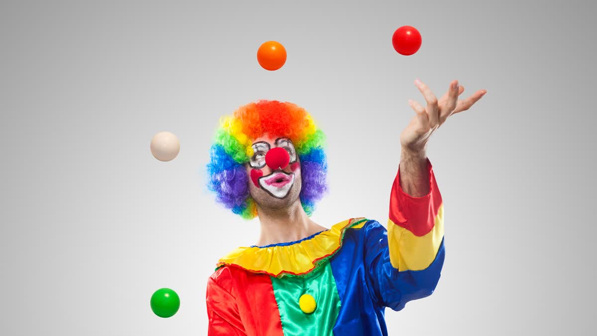 A juggler plays with balls during juggling art