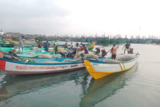 மீன் பிடிக்க ஆயத்தமாகி வரும் மீனவர்கள்