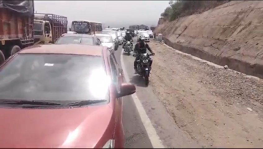 At the border village of Garan Modra of Himachal Punjab, heavy traffic jams at the entry slip of Himachal