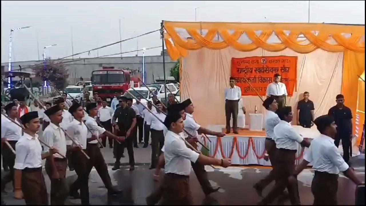 गोरखपुर में पथ संचलन करते स्वयंसेवक.