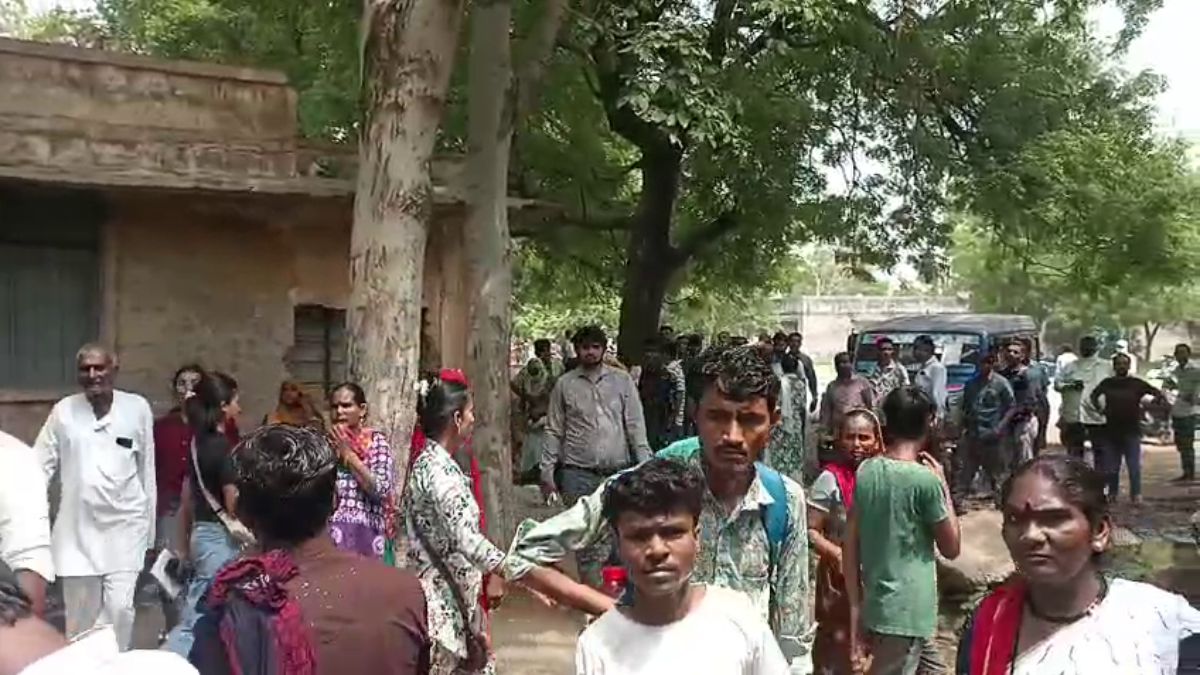 PEOPLE CROWD AT PLAN CRASH SITE