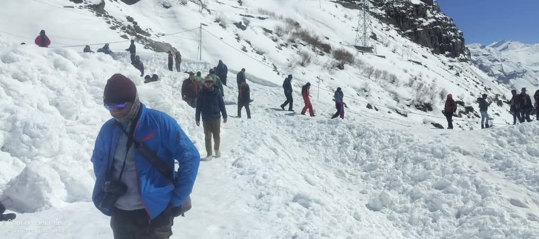 Tourists are coming to watch the snowfall in Himachal
