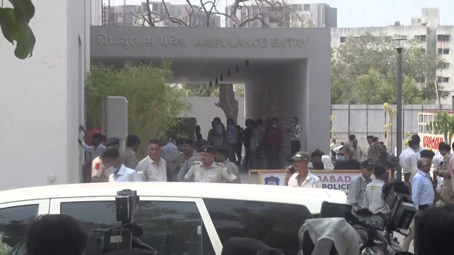 હોસ્પિટલમાં એમ્બ્યુલન્સની લાગી કતારો