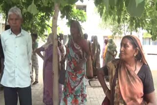 मृतक आकाश के परिजन
