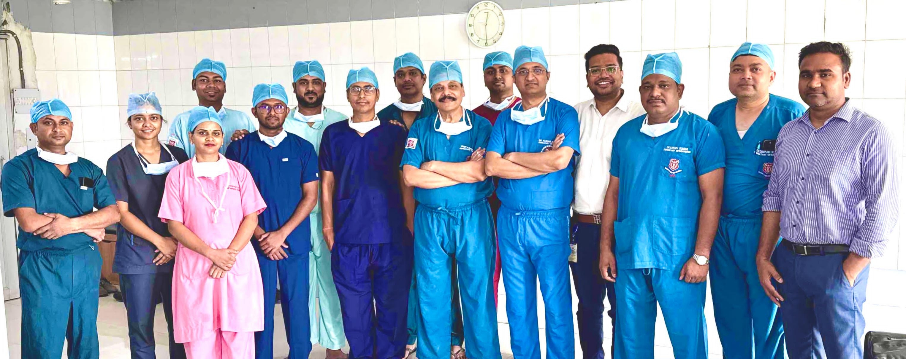 रोबोटिक सर्जरी करने वाले डाॅक्टरों की टीम.