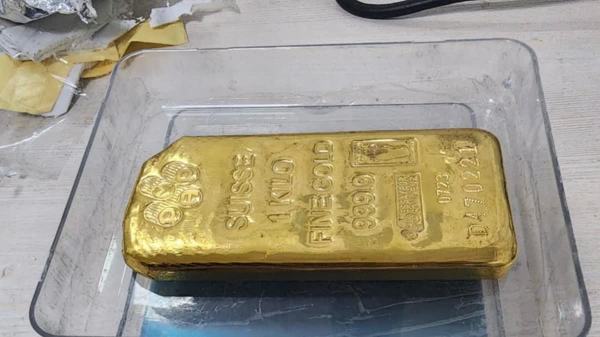 dri-busts-gold-smuggling-from-ahmedabad-airport-arrests-3-including-airport-staff