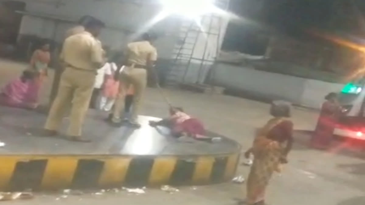 Female policeman beat woman sleeping on platform at Trichy Chatram bus stand video went viral