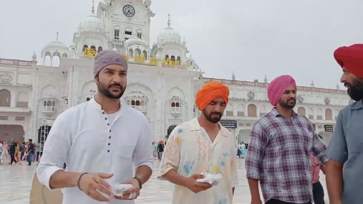 Bhagwant Mann's son Dilshan Mann and Punjabi singer Maninder Buttar pay obeisance at Darbar Sahib