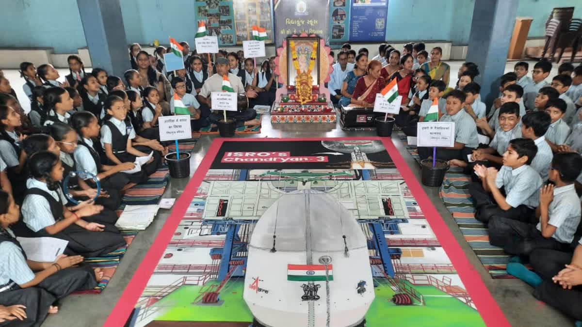 chanting-hanuman-chalisa-and-gayatri-in-hand-school-students-prayed-for-the-successful-launch-of-chandrayaan-3